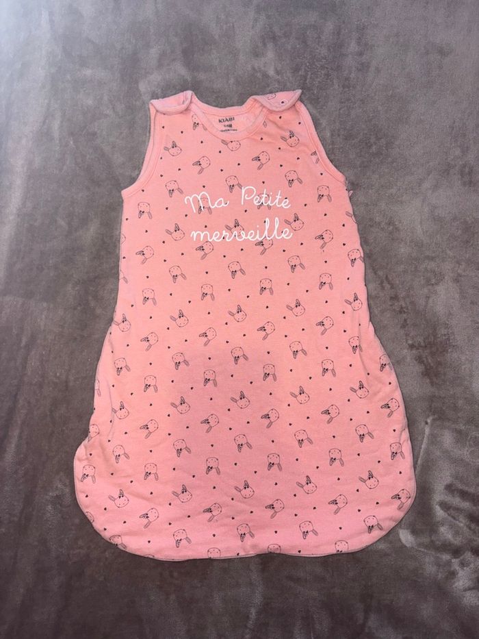Gigoteuse Kiabi rose 0-6 mois en très bon état.