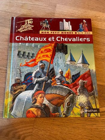 Livre Nathan Mon petit monde Châteaux et Chevaliers