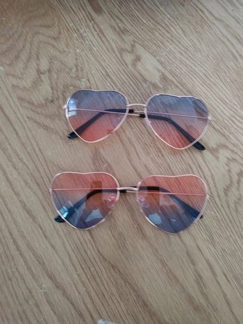 Deux paires de lunettes coeur fantaisie