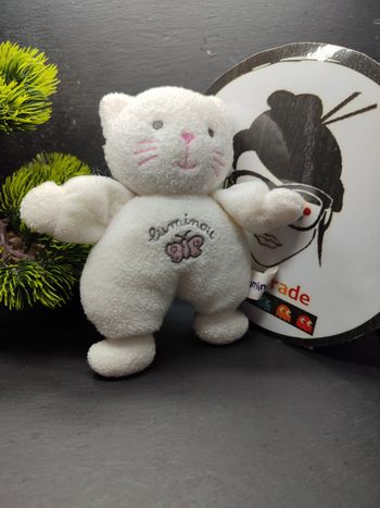 Peluche chat blanc Luminou papillon phosphorescent gris rose grelot Jemini 