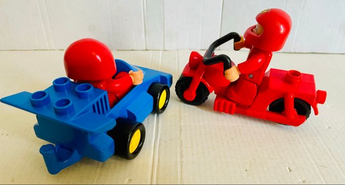 Lego Duplo - voiture de course et moto - photo numéro 2