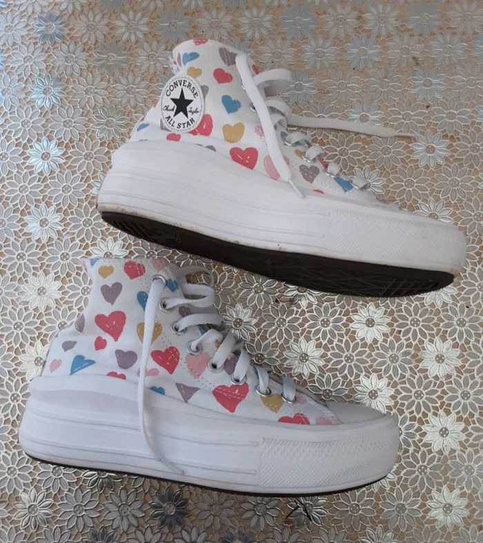 Baskets Converse All Star Chuck Taylor coloris blanc imprimées cœurs taille 36 en très bon état - photo numéro 5