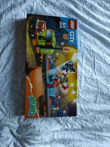 Lego City camion des cascadeurs 60294 neuf