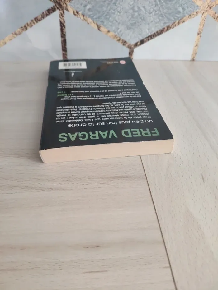 Livre poche un peu plus loin sur la droite Vargas - photo numéro 6