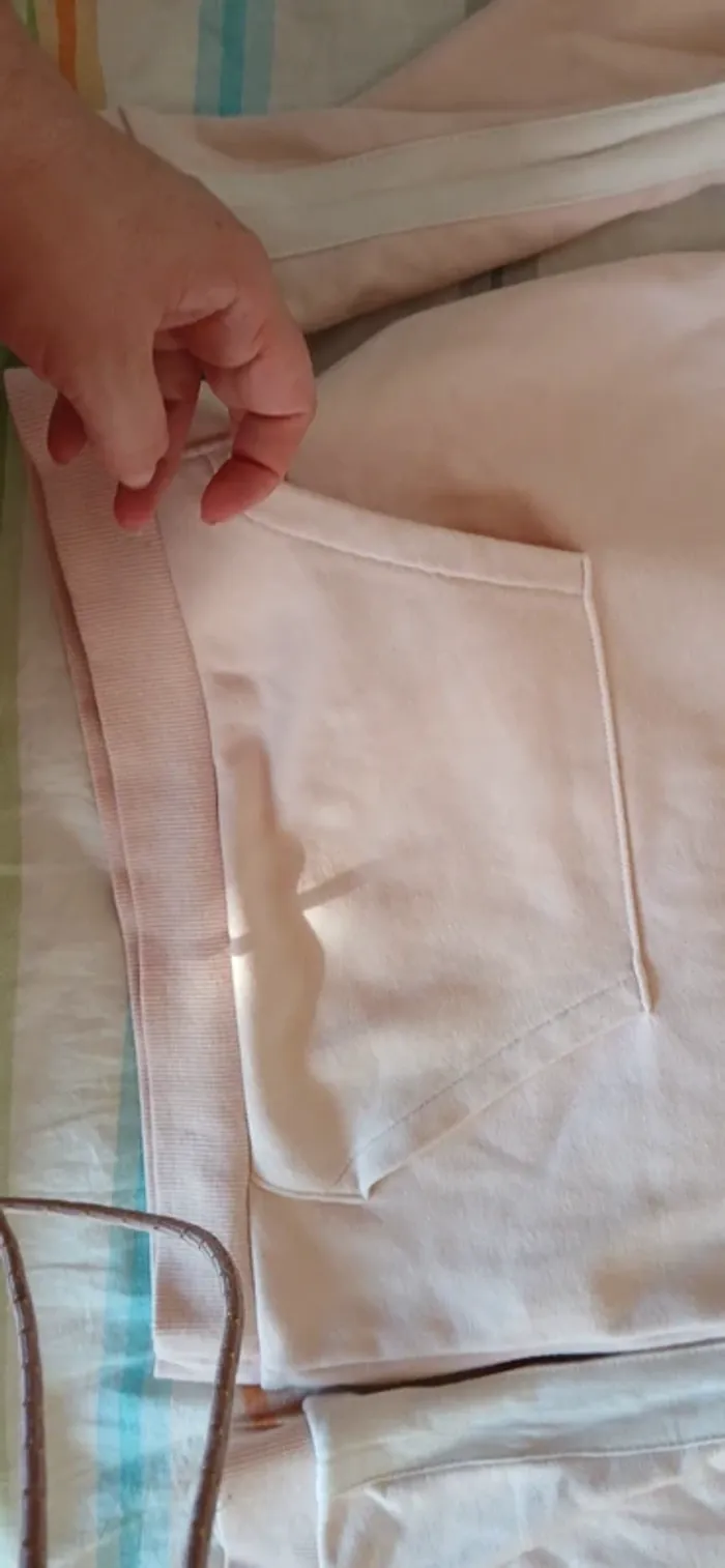 Pull à capuche avec poche centrale - photo numéro 7