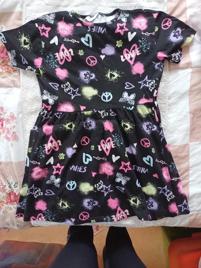 Robe noire manches courtes imprimé graf