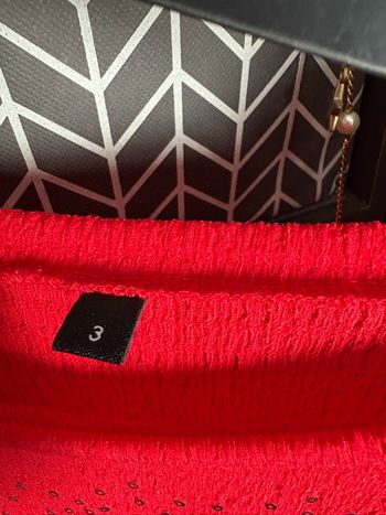 Haut rouge avec sequins et noeud