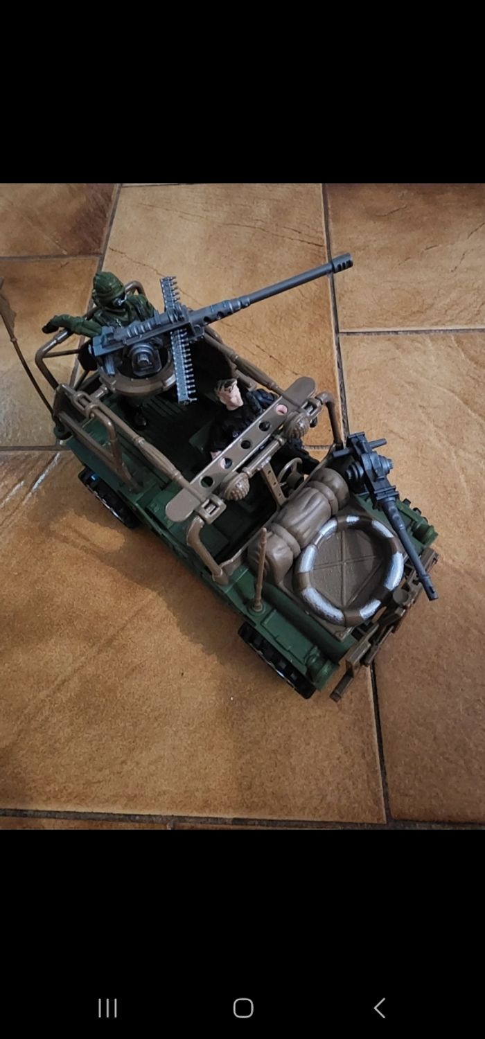 Jeep militaire avec 3 personnages - photo numéro 2