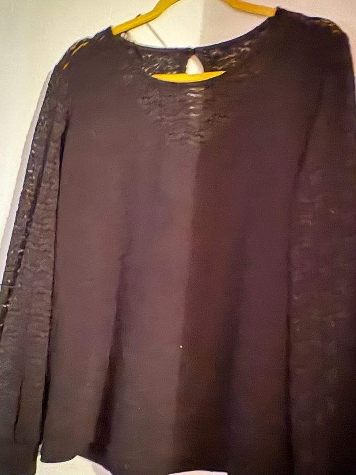 Pull noir avec manches dentelle