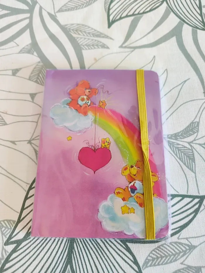 Un petit carnet rose Bisounours format A6, 15*11,5cm élastique jaune