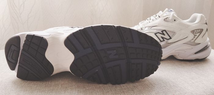 NEW BALANCE 725 NEUVES TAILLE 40.5 - photo numéro 4
