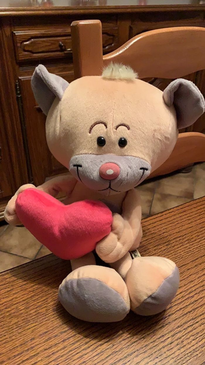 Peluche avec un coeur