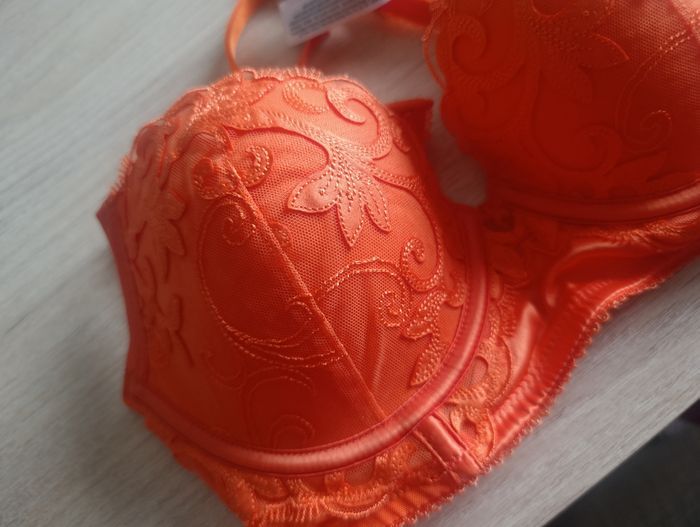 Soutien-gorge orange Primark - Taille 90B -
Neuf jamais porté - photo numéro 2
