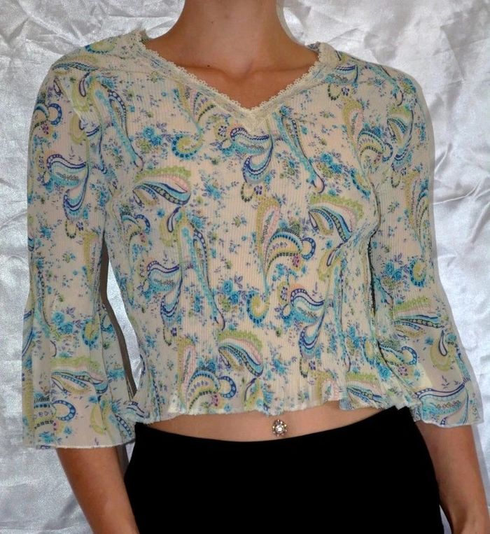 top court blouse col V bleu et vert à motif taille 34/36 jolies manches évasées 3/4