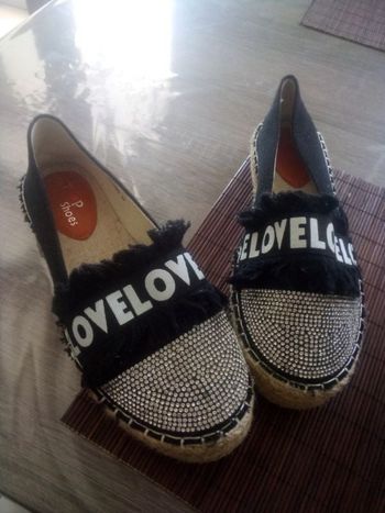 Belles espadrilles brillantes
