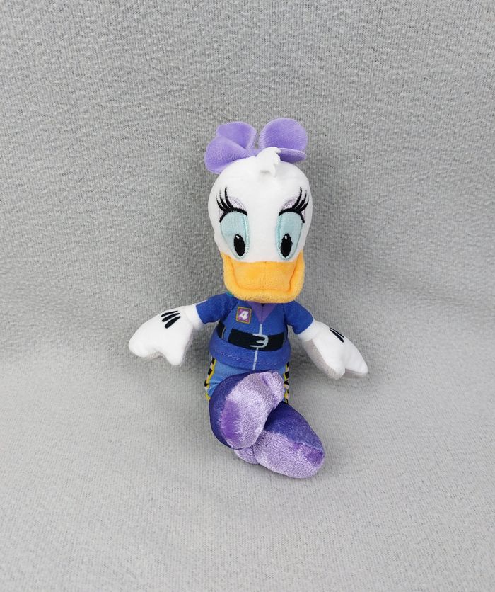 Peluche doudou Daisy duck pilote bleu blanc DISNEY 20 cm mauve violet chiffre 4