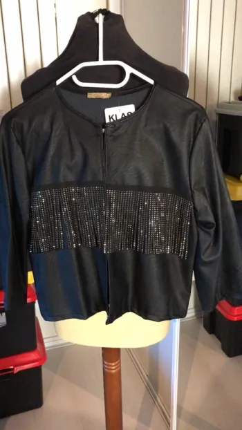Boléro imitation cuir franges strass