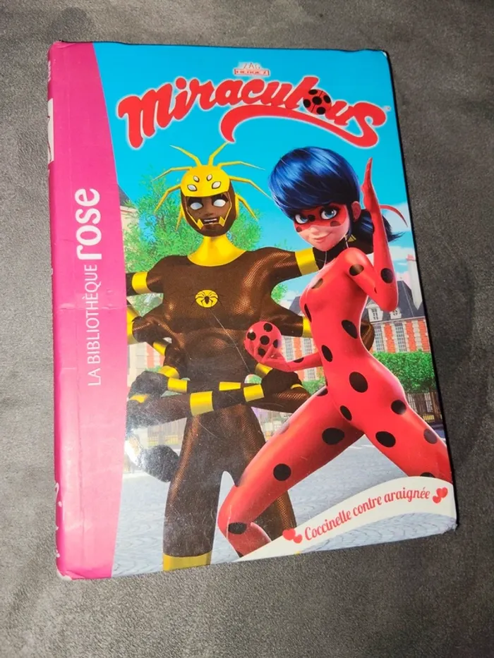 Lot livres Miraculous - photo numéro 7