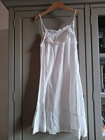 Robe blanche avec dentelle 