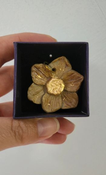 Pendentif narcisse en céramique et feuille d'or 