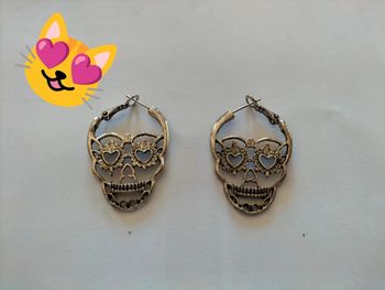 Boucle d'oreille tête de mort