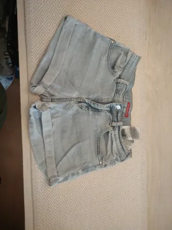 Short en jeans clair guess 14 ans