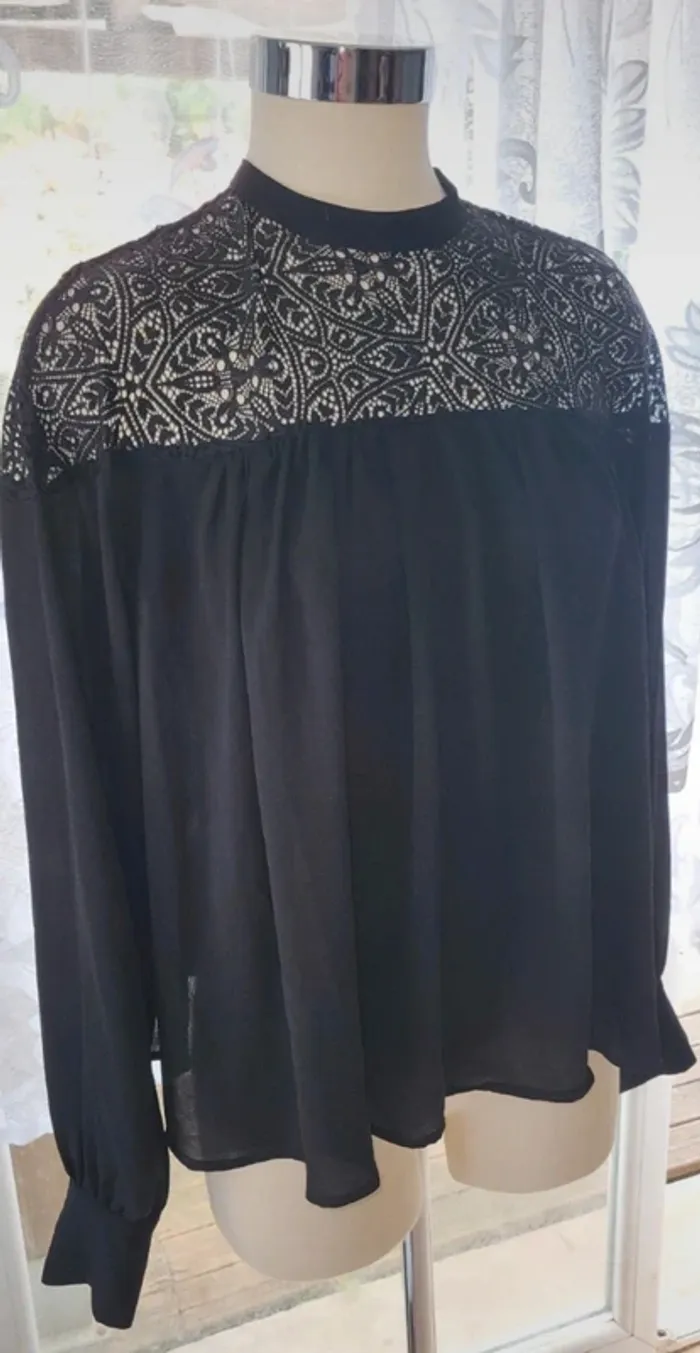 Haut noir en dentelle avec manches longues – Élégance intemporelle   38/40 - photo numéro 3