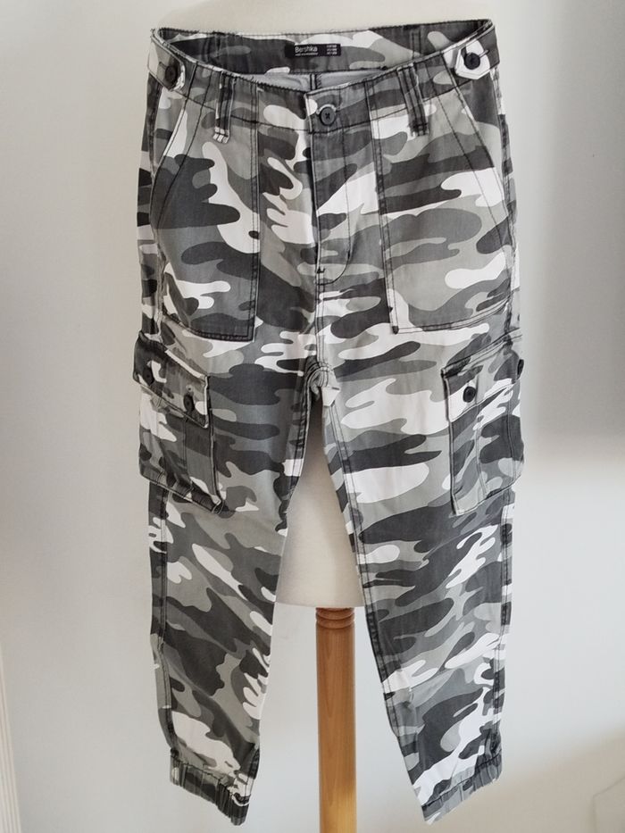 Pantalon cargo gris camouflage Bershka taille 38 - photo numéro 1