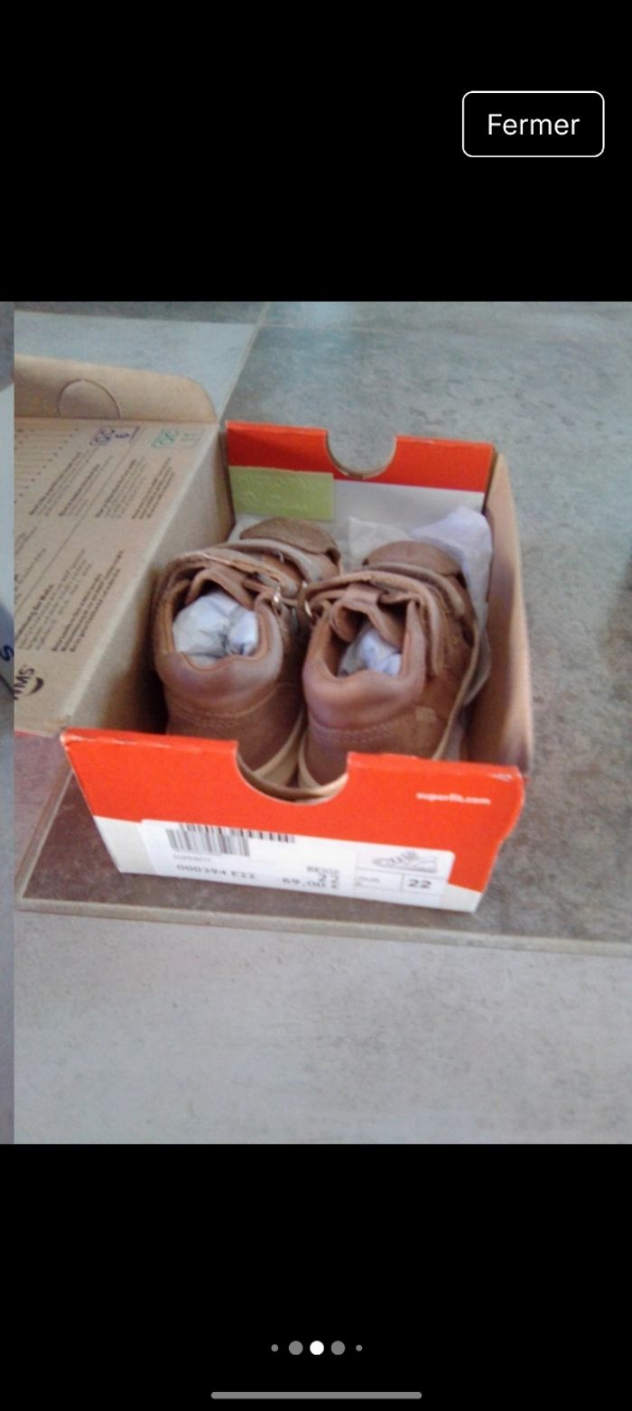 Une paire de sandales marque super fit couleur beige taille 22 
Une paire de basket bleu marque creeks taille 22 - photo numéro 7