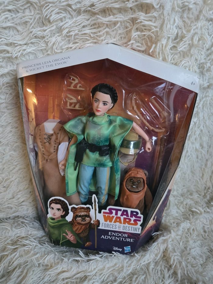 Barbie disney / poupée princesse Leia et ewok disney store - disneyland paris - star wars
