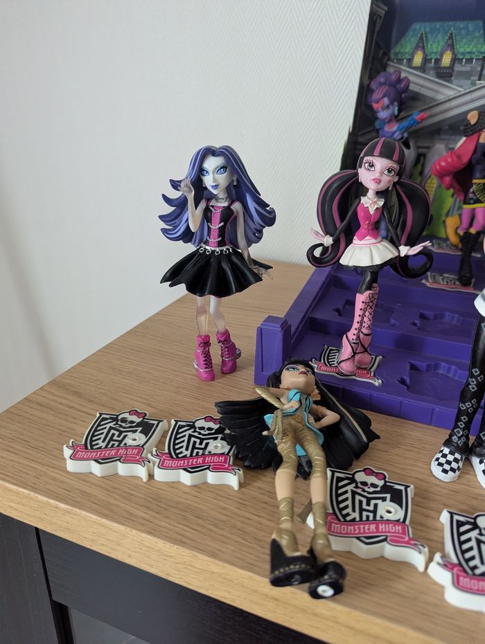 Lot de 16 figurines Monster high avec support et décor - photo numéro 8