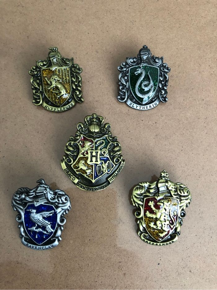 Lot pin’s Harry Potter griffondor serpentard serdaigle poufsouffle neuf