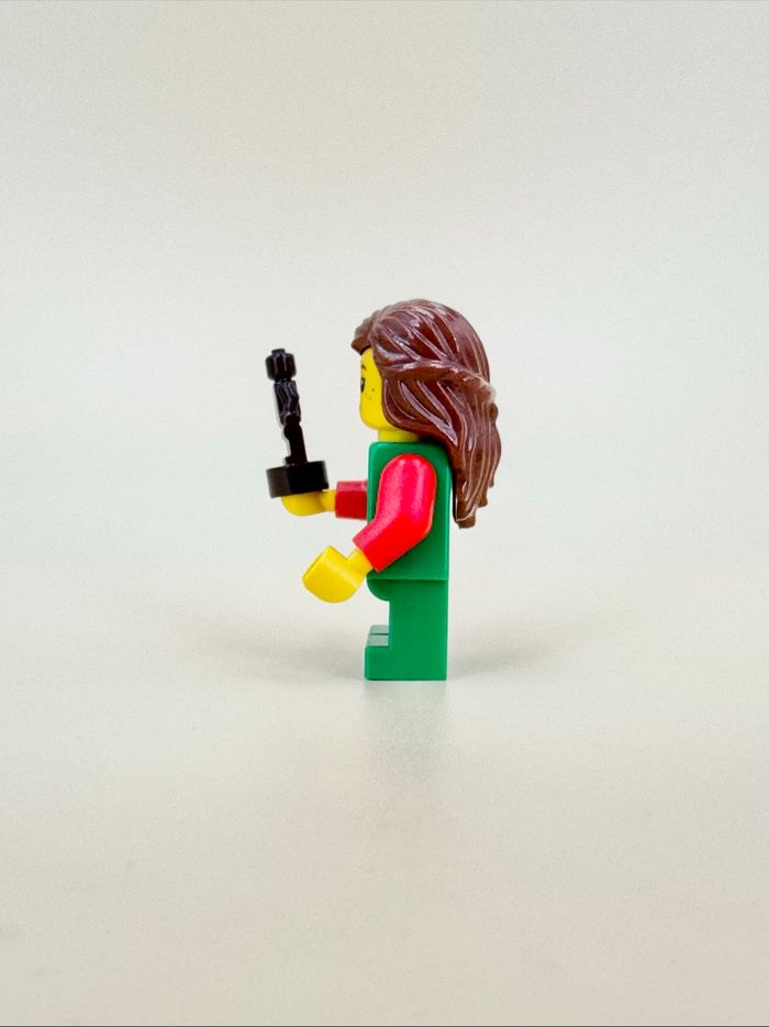 Lego Figurines Castle : Petite fille paysanne avec sa poupée - NEUF - photo numéro 2