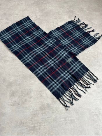 Écharpe Burberry bleu marine à rayures rouge