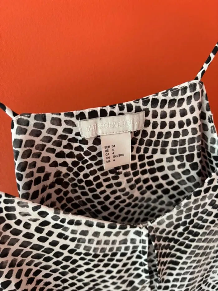 Top à fines bretelles imprimé python gris et noir H&M taille XS - photo numéro 4