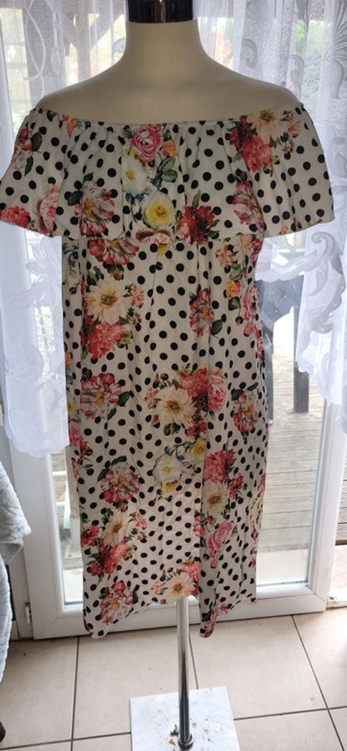Robe blanche à pois et fleurs colorées – Élégance et fraîcheur