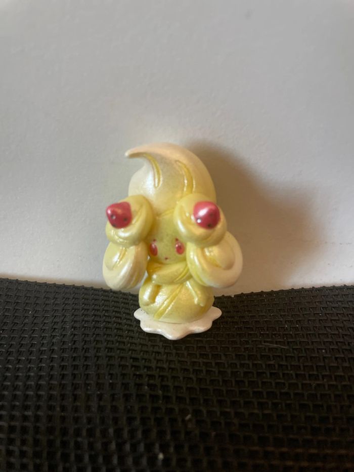 Figurine Charmilly Alcremie Pokémon Nintendo 4,5cm Jazwares brillant.