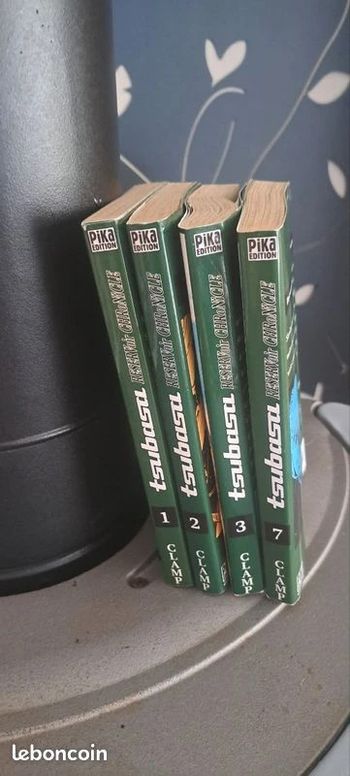 4 livres tsubasa 1,2,3 &7 très bon état