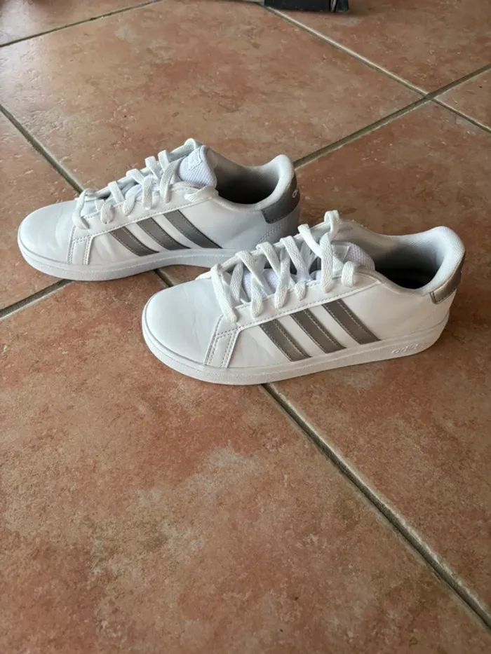 Baskets adidas blanche