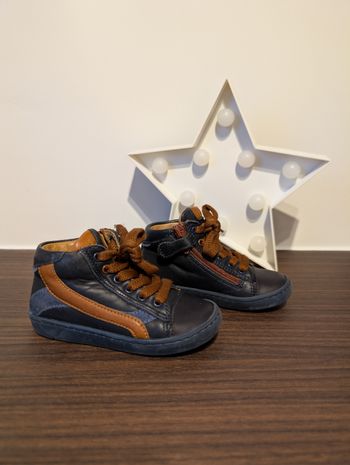 Chaussures mignonnes Stones and Bones en cuir bleu marine/foncé et marron pour bébé garçon - Pointure 22