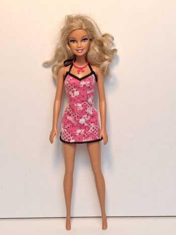 Poupée mattel Barbie blonde robe rose imprimé barbie 
Poupée et ensemble compris 