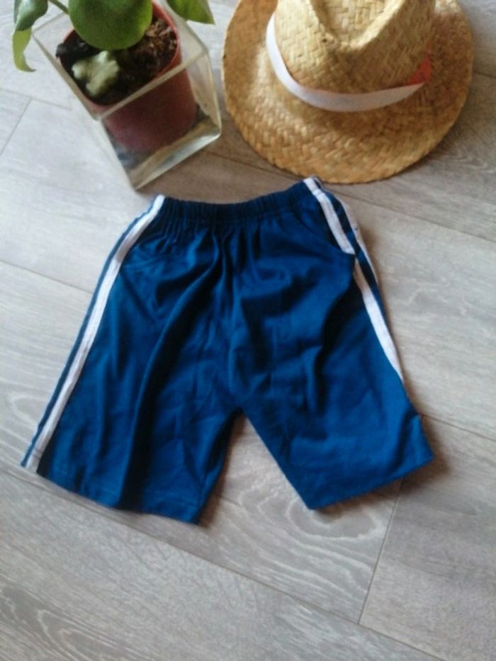 🌸Short marine avec deux bandes blanches Taille 2 ans 🌸 - photo numéro 3