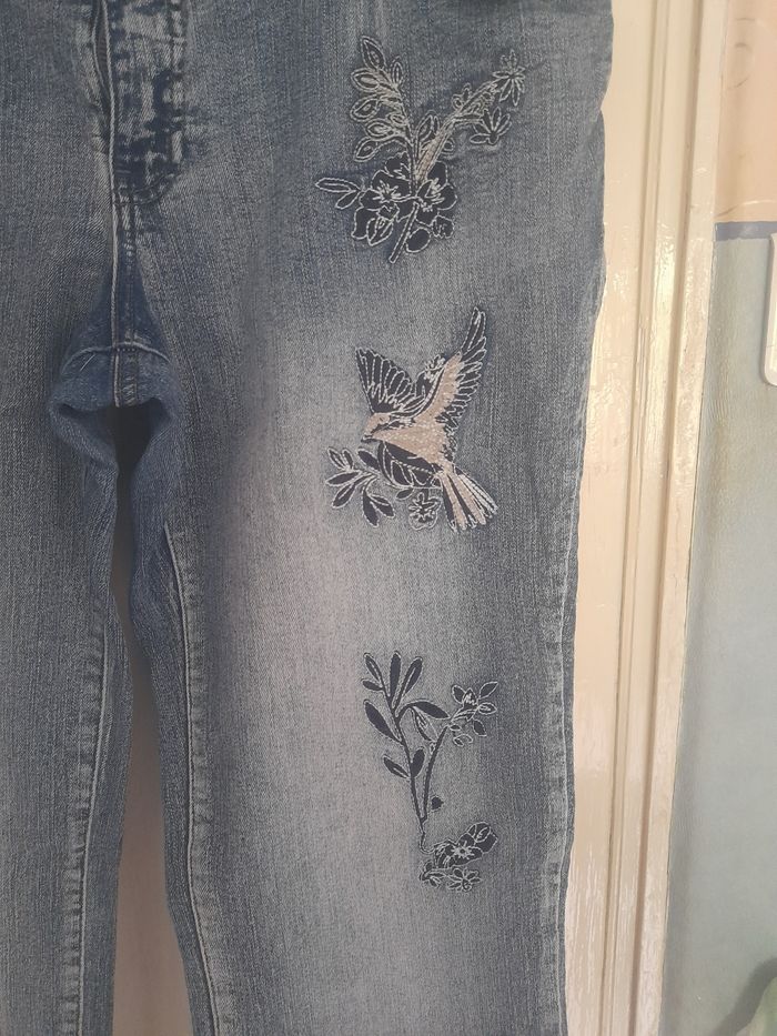 Jeans bleu brodé, marque Rainbow, taille 46 - photo numéro 3