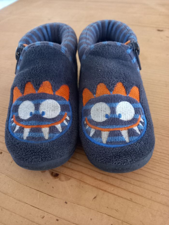 Jolis chaussons garçon Isotoner 24 bleu motif monstre