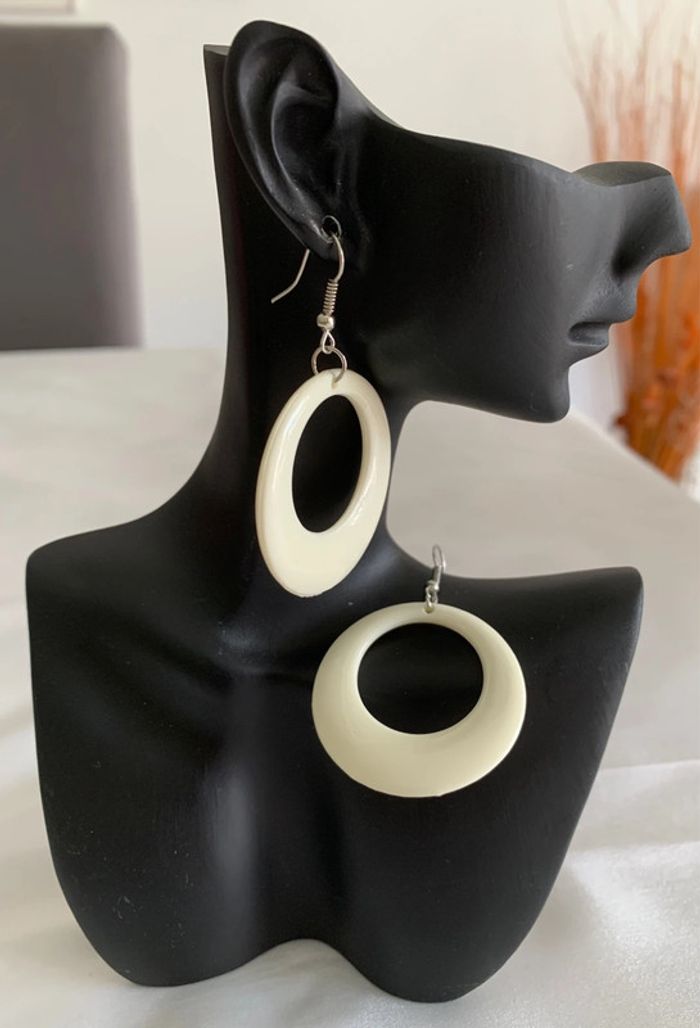 Boucles d’oreilles pendantes rondes blanches années 80