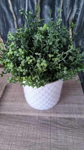 Fleur artificielle et pot