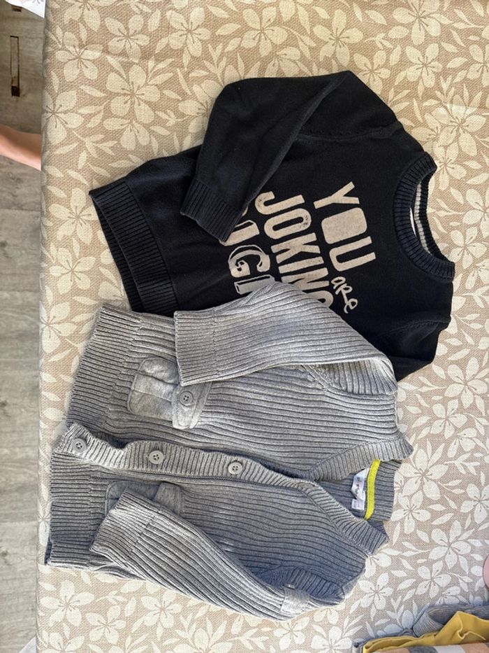 Lot garçon, un pull un gilet 24 mois