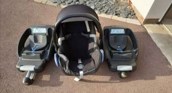 Siege bébé Maxi Cosi avec 2 porte siège voiture. S'adapte sur pousette Maxi Cosi