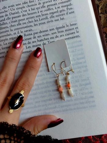 Magnifique petite paire de boucles d'oreilles pendantes en perles blanches crème et corail