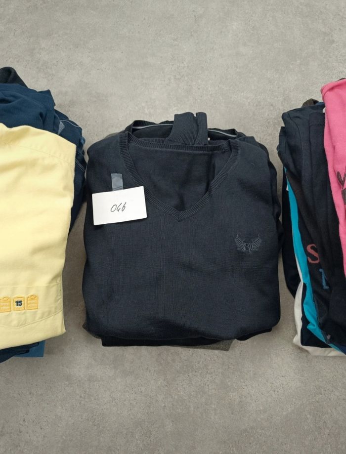 Lot de 32  Vêtements à 80€ soit 2,50€ l'unité - tee-shirt,  polos, pulls et chemise - photo numéro 7